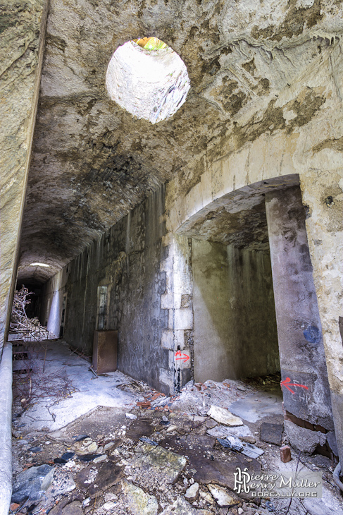 Puits de lumière dans un couloir du Fort du Portalet en HDR