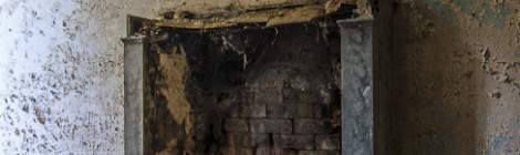 ...Chemin&eacute;e dans une pi&egrave;ce du Fort du Trou d&rsquo;Enfer...