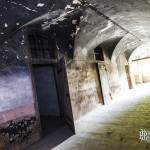 Couloir d'accès aux pièces du Fort baigné par la lumière