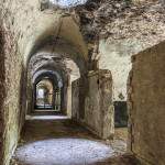 Couloir principal de la caserne du Fort du Trou d'Enfer avec puits de lumière