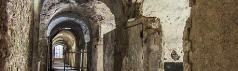 ...Ce long couloir est le principal du Fort et désert différentes pièces de la caserne où vivait les soldats. Il est éclairé par différents puits de lumière....