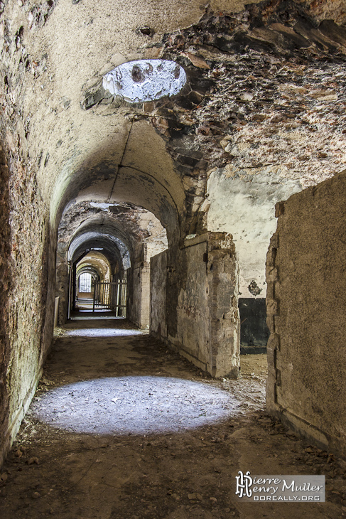 Couloir principal de la caserne du Fort du Trou d'Enfer avec puits de lumière