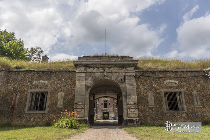 Entrée de la deuxième enceinte du Fort du Trou d'Enfer