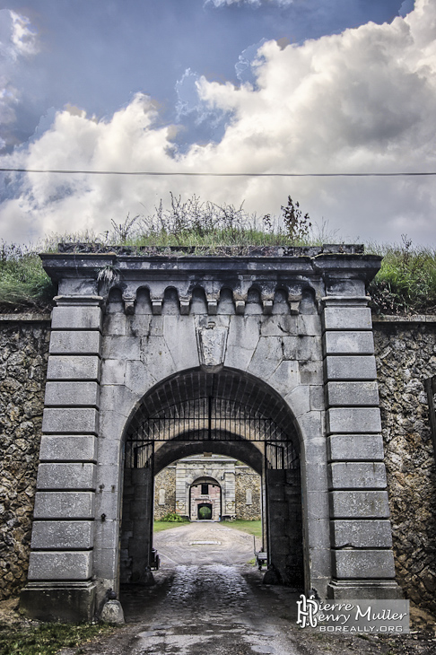 Entrée de la première enceintre du Fort du Trou d'Enfer en TTHDR