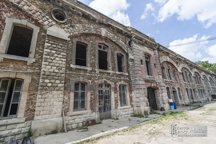 Façade de la caserne du Fort du Trou d'Enfer