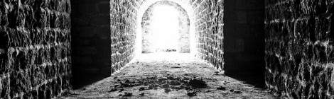 ...Photo noir et blanc du tunnel d&rsquo;entr&eacute;e d&rsquo;une casemate du Fort du Trou d&rsquo;Enfer o&ugrave; entre la lumi&egrave;re ext&eacute;rieure....