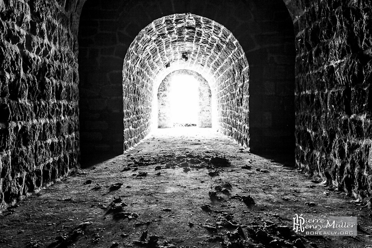 Lumière entrant dans une casemate du Fort du Trou d'Enfer