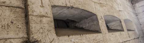 ...Les meurtrières horizontales permettent le tir avec des armes plus lourdes ou par de multiple personnes simultanées. Celles ci couvre le porche au niveau des entrées du Fort Seré Rivières du Trou d’Enfer....
