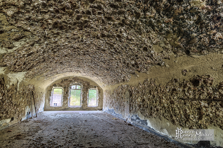 Pièce de la caserne en HDR aux parois attaquées