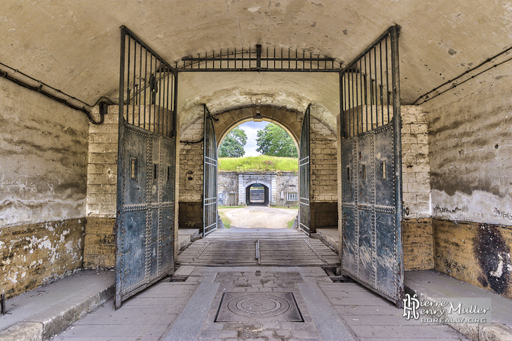 Porche d'accès au Fort du Trou d'Enfer avec son sas et ses portes en TTHDR