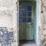 Porte en bois à la peinture écaillée au Fort du Trou d'Enfer