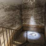 Puits de lumière dans un escalier du Fort du Trou d'Enfer
