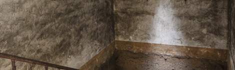 ...Puits de lumi&egrave;re projetant les rayons du soleil sur le palier d&rsquo;un escalier du Fort du Trou d&rsquo;Enfer....