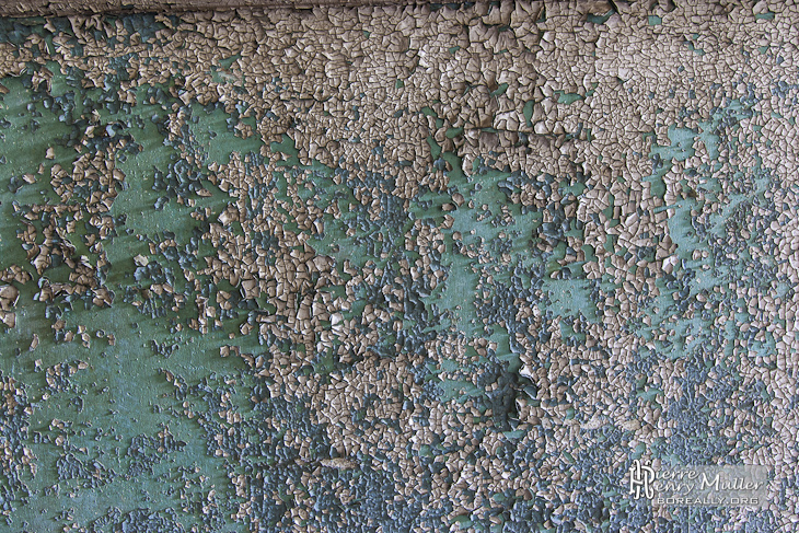 Texture de peinture écaillée verte sur un mur