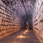 Tunnel du souterrain du Fort du Trou d'Enfer éclairé à la bougie