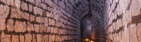 ...Chemin de bougie dans ce tunnel des souterrains du Fort du Trou d&rsquo;Enfer....
