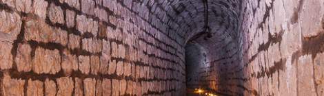 ...Chemin de bougie dans ce tunnel des souterrains du Fort du Trou d’Enfer....