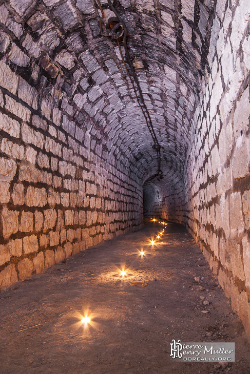 Tunnel du souterrain du Fort du Trou d'Enfer éclairé à la bougie