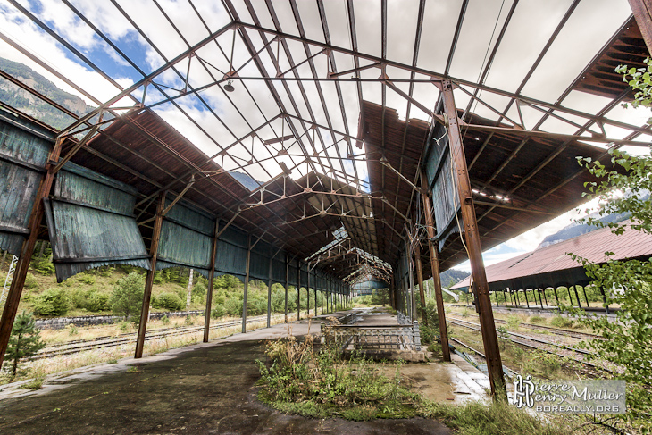 Ancien quai de gare voyageur à Canfranc en HDR