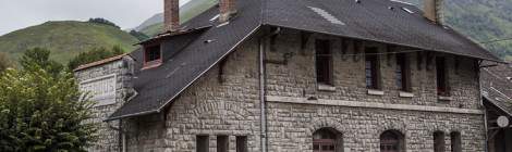 ...Bedous était une gare majeure sur la ligne Pau-Canfranc, ouvert en 1914 elle fut un terminus jusqu’en 1928 avant l’ouverture de la ligne vers Canfranc. La gare fut un relais de traction, les convois se voyaient adjoindre une seconde locomotive pour gravir les fortes pentes en direction de Canfranc. Après l’accident de 1970, la gare fut à nouveau un terminus, en 1980 le trafic voyageur fut arrêté, 1985 pour le trafic marchandise....