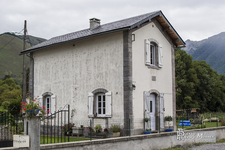Ancienne maison de garde barrière à niveau sur la ligne Pau Canfranc