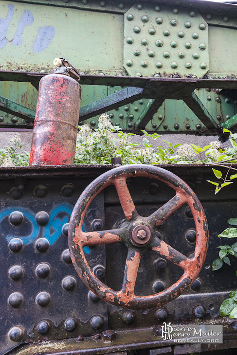 Extincteur rouillé sur un wagon abandonné de la gare de Canfranc