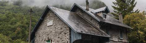 ...Ouvert en 1883 au trafic ferroviaire avec Pau et Oloron-Sainte-Marie, la gare de Buzy-en-Béarn fut fermé en 1969 aux voyageurs et en 2003 pour les marchandises....