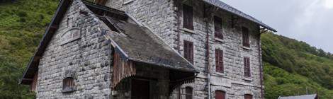...La gare des Forges d’Abel devait être initialement le lieu de la gare internationale. Trop encaissé et manquant de place, la gare internationale fut déplacée au lieu-dit los Arañones à proximité de Canfranc. Au finale la gare des Forges d’Abel est une petite gare avec quelques lignes de services juste avant le tunnel du Somport....