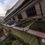 Grue ferroviaire mobile sur un wagon abandonné à la gare de Canfranc