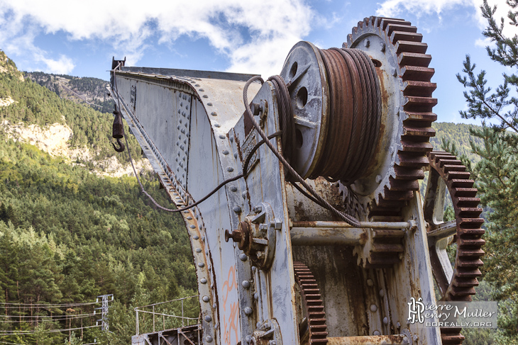 Grue ferrovière à la gare de Canfranc en HDR
