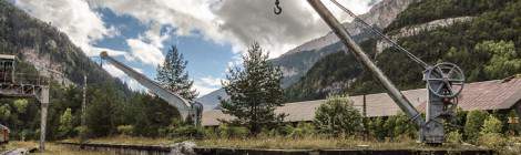 ...Photo HDR d’un quai de chargement abandonné de la gare de Canfranc avec ses grues....