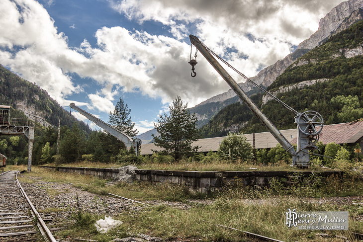 Grues ferroviaires sur un quai de chargement abandonné de la gare de Canfranc