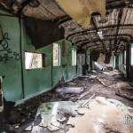 Intérieur d'un wagon voyageur abandonné à la gare de Canfranc