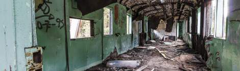 ...Intérieur d’un wagon voyageur abandonné à la gare de Canfranc...