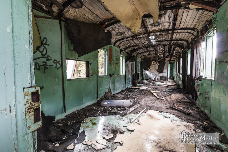 Intérieur d'un wagon voyageur abandonné à la gare de Canfranc