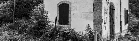 ...Maison de garde barrière sur la ligne abandonnée Pau-Canfranc...