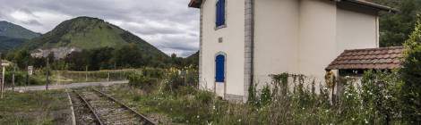 ...Passage à niveau et maison garde barrière sur la ligne Pau-Canfranc...