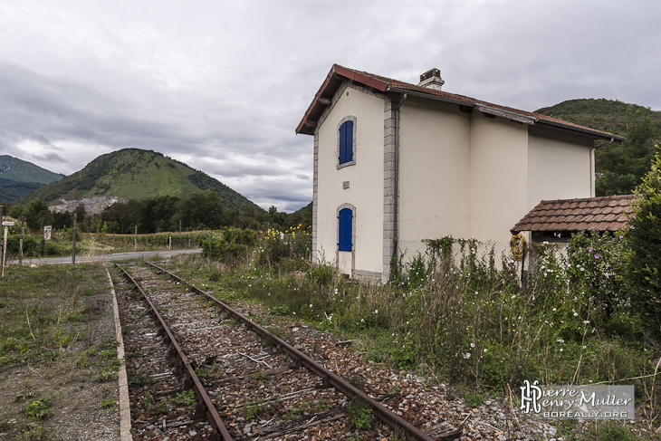 Passage à niveau et maison garde barrière sur la ligne Pau-Canfranc