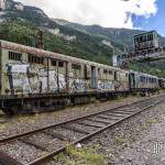 Plusieurs wagons abandonnés sur une voie désaffectée de la gare Canfranc en HDR