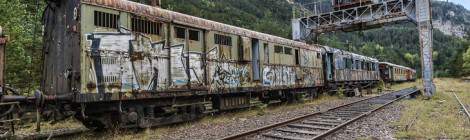 ...Plusieurs wagons abandonnés sur une voie désaffectée de la gare Canfranc en HDR...
