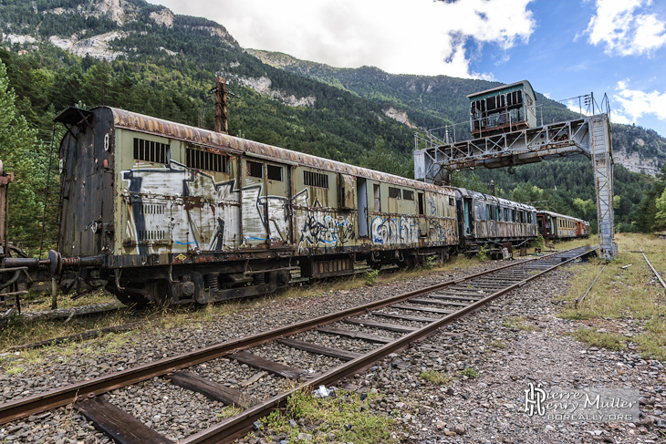 Plusieurs wagons abandonnés sur une voie désaffectée de la gare Canfranc en HDR