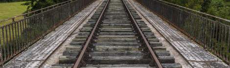 ...Pont de ligne de chemin de fer abandonn&eacute; sur la ligne Pau-Canfranc...