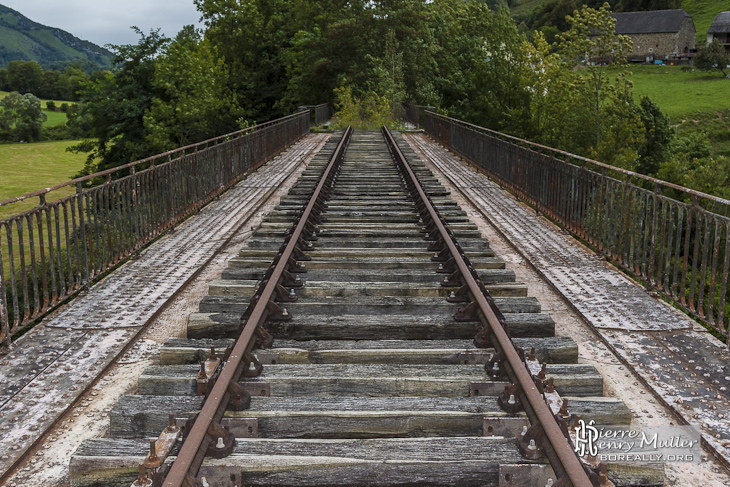 Pont de ligne de chemin de fer abandonné sur la ligne Pau-Canfranc