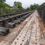 Pont métallique rouillé abandonné sur la ligne Pau-Canfranc