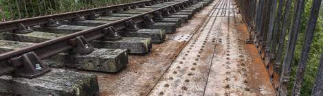 ...Pont métallique rouillé abandonné sur la ligne Pau-Canfranc...