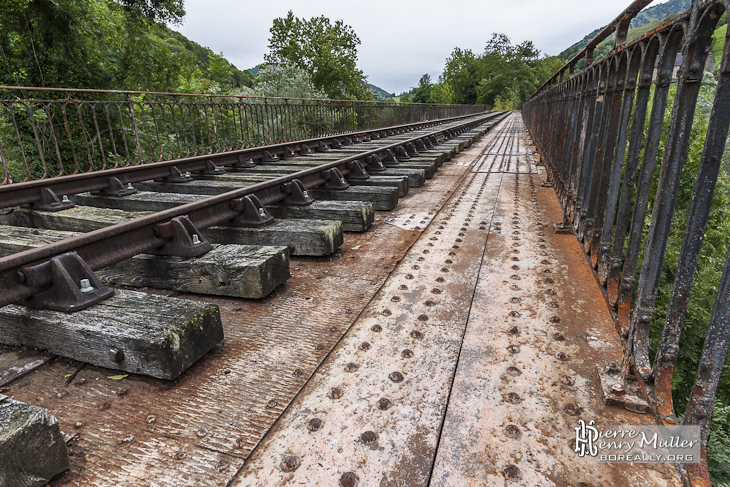 Pont métallique rouillé abandonné sur la ligne Pau-Canfranc