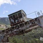 Portique grue ferroviaire abandonnée et paysage de montagne en HDR