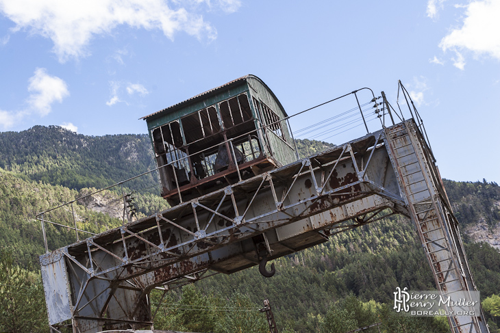 Portique grue ferroviaire abandonnée et paysage de montagne en HDR