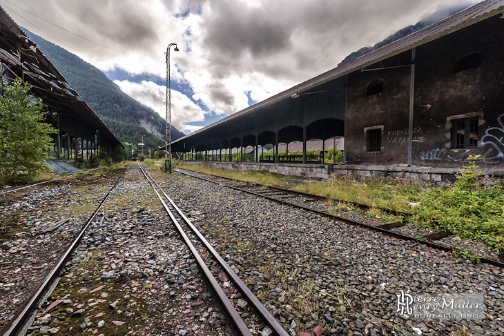 Quais voyageurs abandonnés et ligne à double largeur de voie pour les trains en HDR