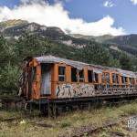 Voiture voyageur abandonnée et paysage de montagne en HDR